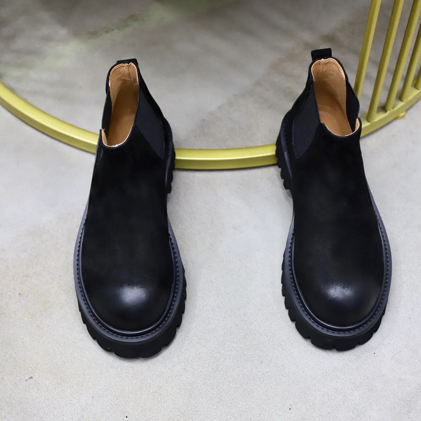 Men's shoes: 580💰🙅‍♂️🙅‍♂️🙅‍♂️ Brand: PRADA Standard code: 38-44 (45 customized) Grade: Same as the official website Material: Original high-grade high-mercerized light Comfortable and breathable pigskin lining Non-slip soft wear-resistant outsole Style category: Men's fashionable casual boots Distinguished luxury brand elements Top luxury Color: actual picture color